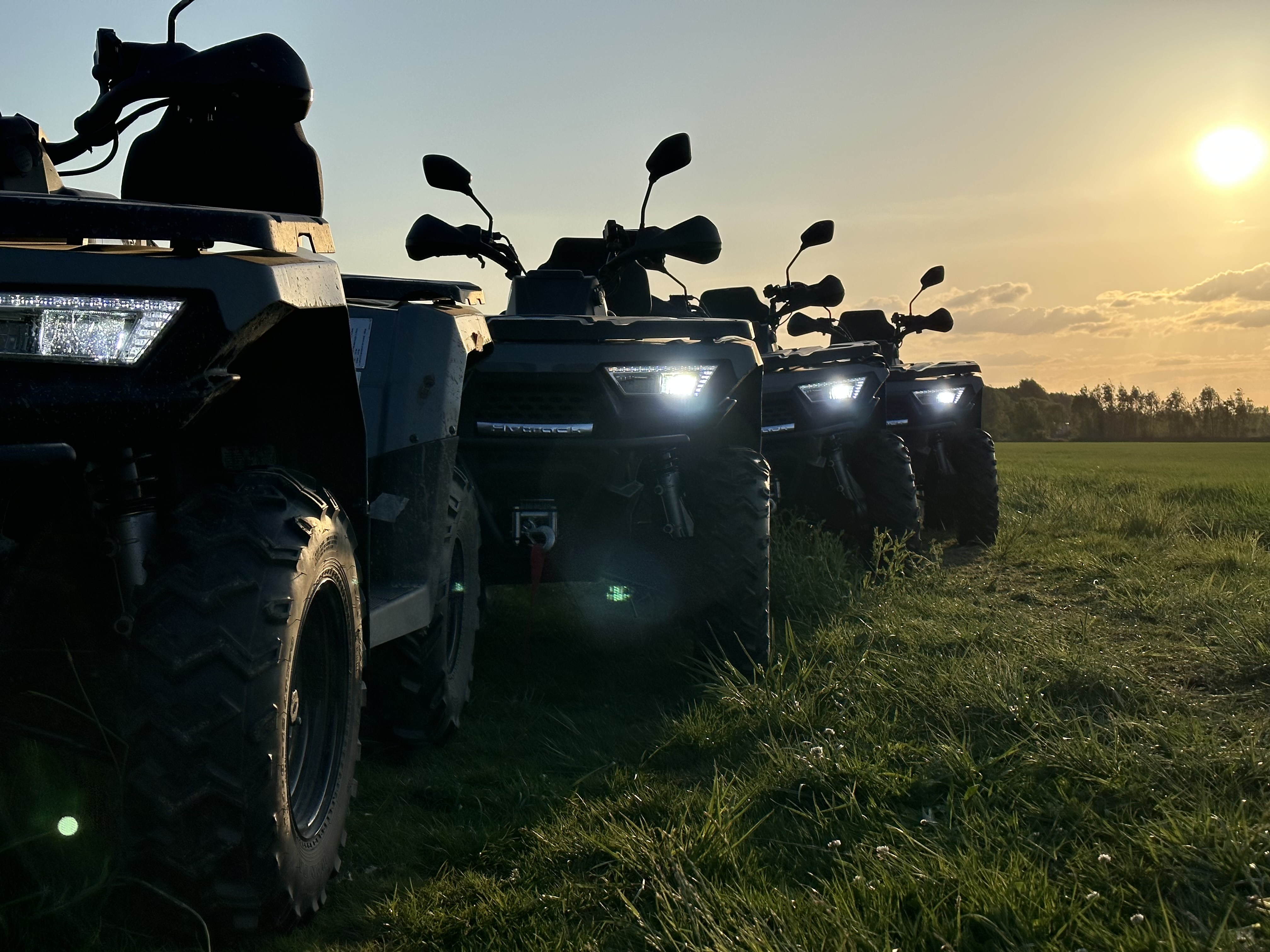 Quads alignés au coucher du soleil